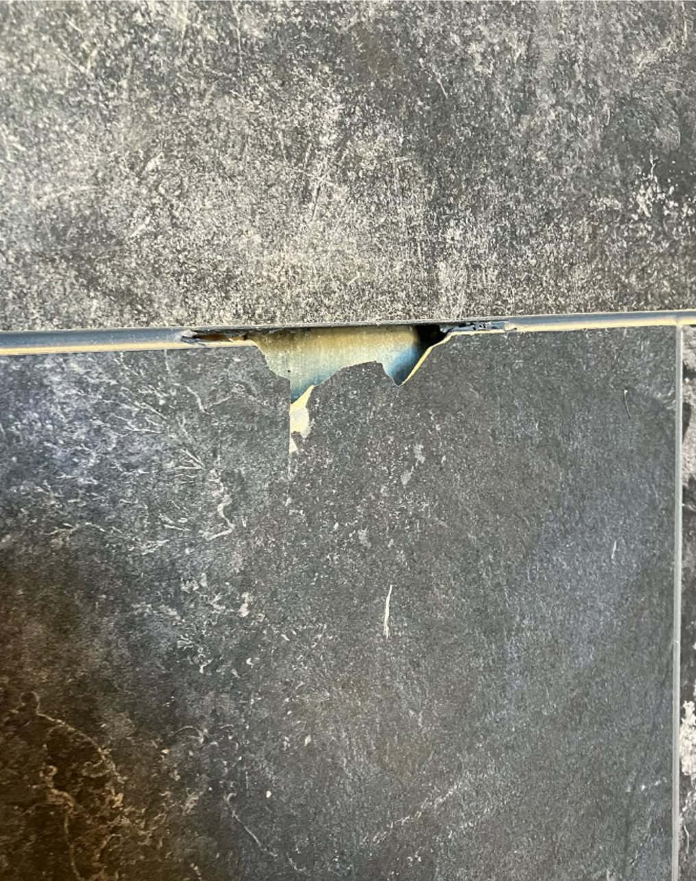 天然石割れ補修before